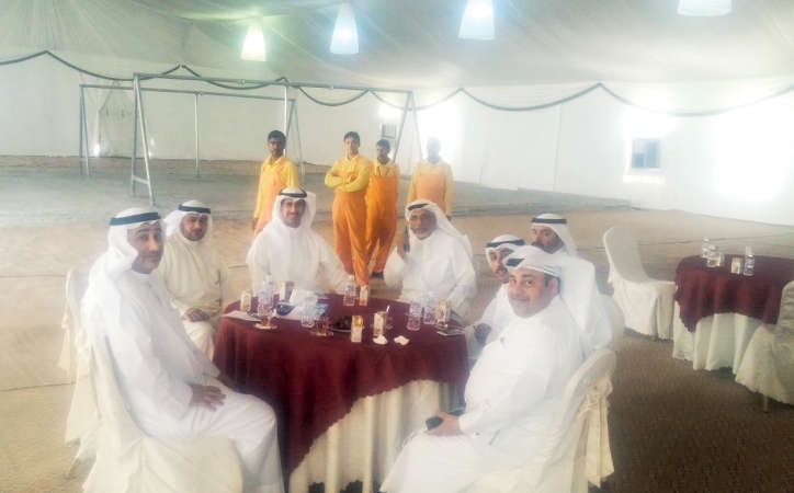 عدد من مسؤولي بلدية حولي داخل احد المسالخ المؤقتة