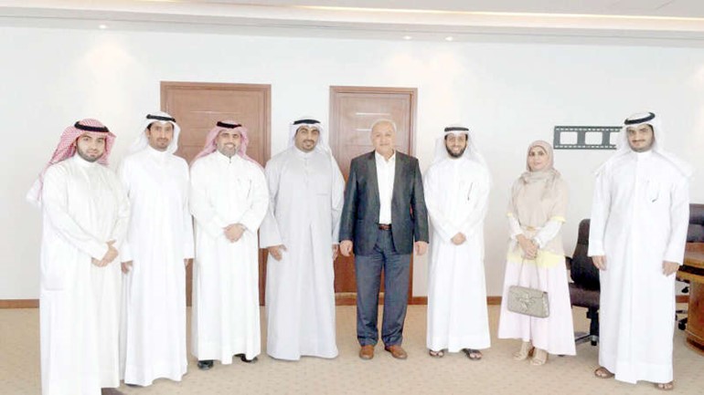 دبدر العيسى مستقبلا وليد الحساوي ومطيع العجمي وعددا من اعضاء مجلس ادارة جمعية المعلمين﻿