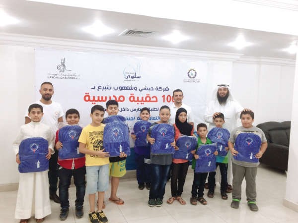 عمر الكندري خلال توزيع الحقائب على الطلبة﻿