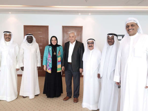 وزير التربية مستقبلا اعضاء جمعية الفنانين﻿