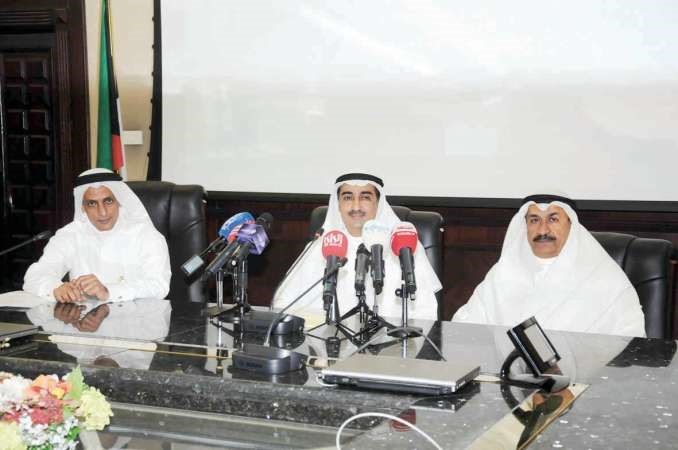  وزير التجارة يوسف العلي متوسطا محمد فهاد العجمي وفيصل محمد التناك خلال حفل تسلم محطة الوفرة 	محمد خلوصي ﻿