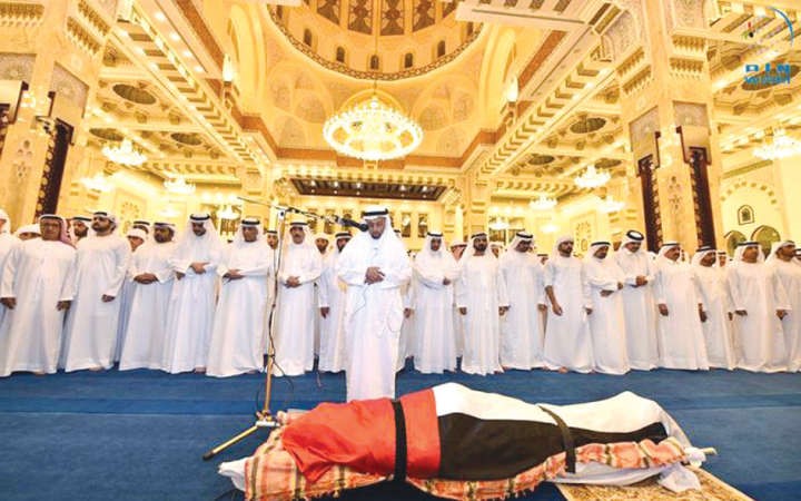 سمو الشيخ محمد بن راشد وسمو الشيخ محمد بن زايد والحكام واولياء العهود يؤدون صلاتي المغرب والجنازة على جثمان الفقيد راشد بن محمد بن راشد وام