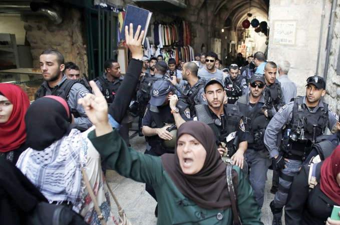 مرابطات فلسطينيات يهتفن ضد قوات الاحتلال بعد اخراجهن من المسجد الاقصى المبارك افساحا للمتطرفين اليهود لدخوله افپ