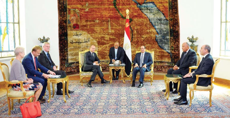 الرئيس عبدالفتاح السيسي مستقبلا رئيس المجلس الاوروبي والوفد المرافق له افپ
