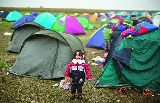 المهاجرة السورية الطفلة جنى تقف وسط مخيم لاجئين في المجر ا ب