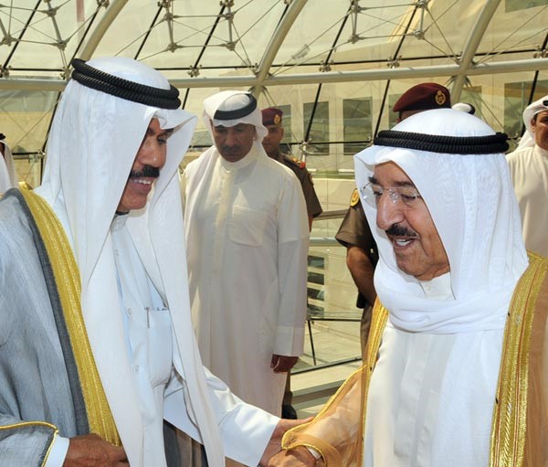 صاحب السمو الامير الشيخ صباح الاحمد لدى مغادرته البلاد امس وفي وداعه سمو نائب الامير وولي العهد الشيخ نواف الاحمد