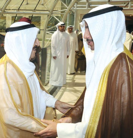 صاحب السمو الامير الشيخ صباح الاحمد مصافحا مرزوق الغانم 