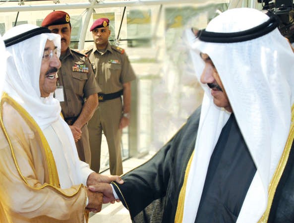 صاحب السمو الامير مصافحا سمو الشيخ ناصر المحمد 