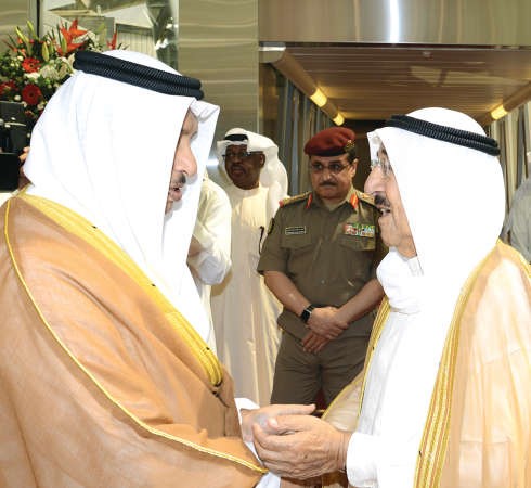 سمو الامير مصافحا سمو رئيس الوزراء الشيخ جابر المبارك 