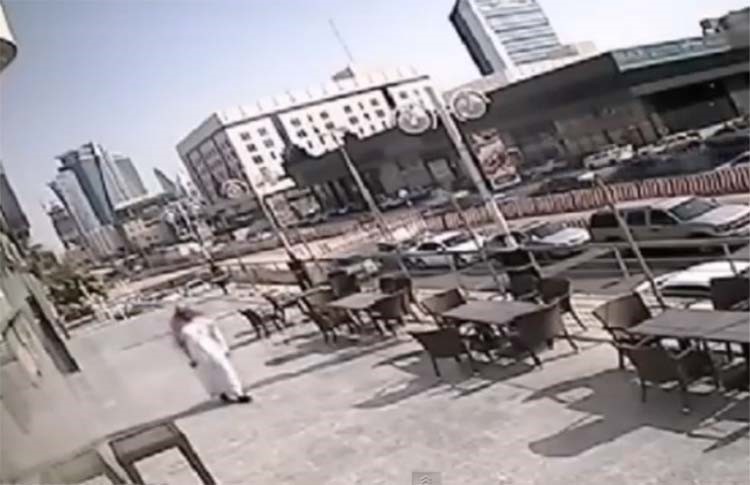 شاهد.. فيديو لشاب في السعودية نجا من الموت بأعجوبة
