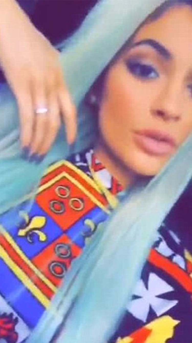 بالفيديو والصور.. معجب يشد شعر كايلي جينر وهي تصرخ وتهرب