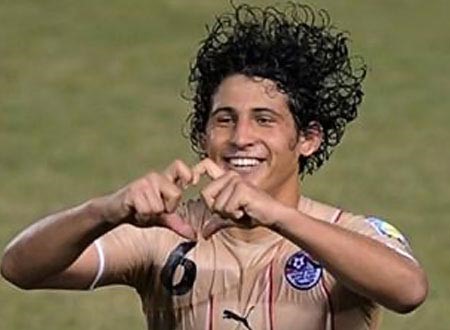بالفيديو.. الجمهور يرمي أحمد حجازي بالحذاء 