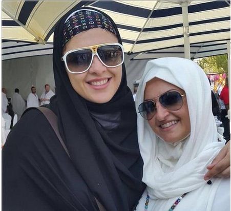 نشرت الفنانة ياسمين عبد العزيز صورة لها على موقع التواصل الاجتماعي فيس بوك من امام جبل عرفات اثناء تاديتها لمناسك الحج ، وكان عدد كبير من الفنانين قد ادى فريضة الحج العام الماضي منهم وفاء عامر وحسن الرداد ومحمد رجب وحورية فرغلي 