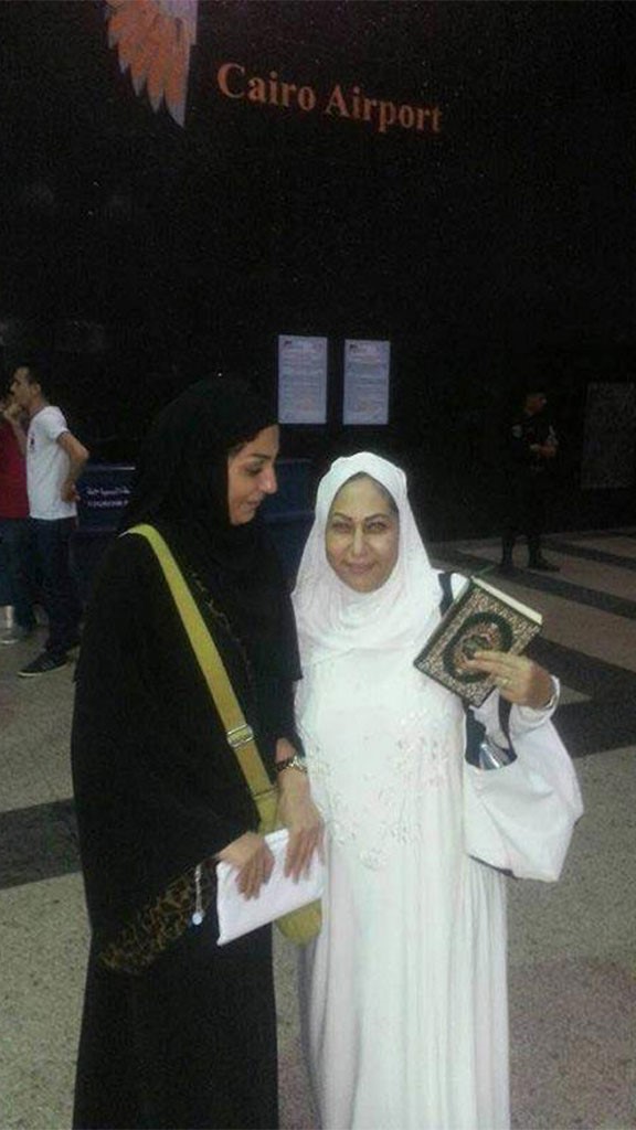 نشرت الفنانة وفاء عامر، صورتين لها وهي بملابس الاحرام قبل ادائها فريضة الحج، وذلك عبر صفحتها الشخصية بموقع التواصل الاجتماعيفيسبوك واظهرت الصورة والدتها التي امسكت بكتاب الله، حيث علقت على الصورة قائلة عند حبيبي رسول الله بالمدينة المنورة