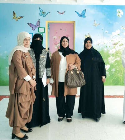 بدرية الخالدي في جولتها في احدى مدارس الفروانية 