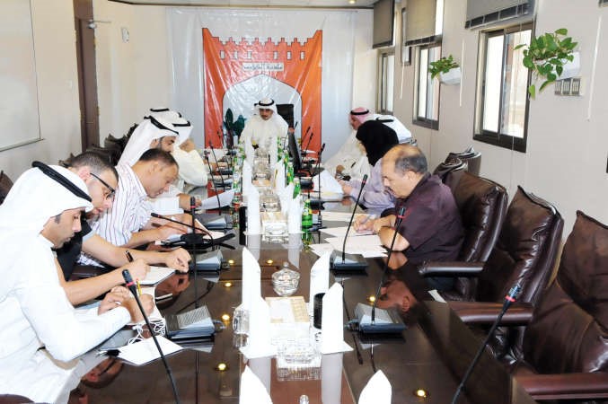 ماحمد المنفوحي مترئسا الاجتماع مع مديري الافرع