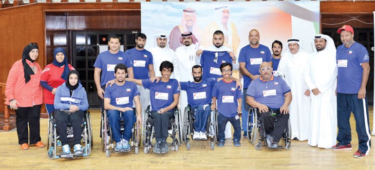 موظفو البنك في لقطة جماعية مع المنتخب ﻿