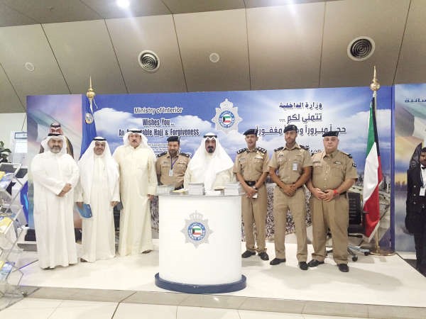 اللواء الشيخ احمد الخليفة وعدد من قيادات الداخلية خلال تفقده المعرض﻿