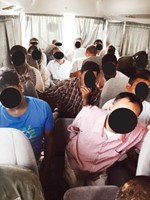 عدد من المخالفين داخل الباص﻿