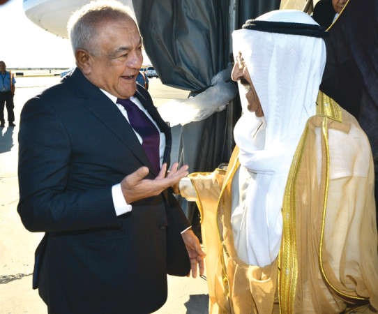 صاحب السمو الامير الشيخ صباح الاحمد مصافحا قتيبة الغانم﻿