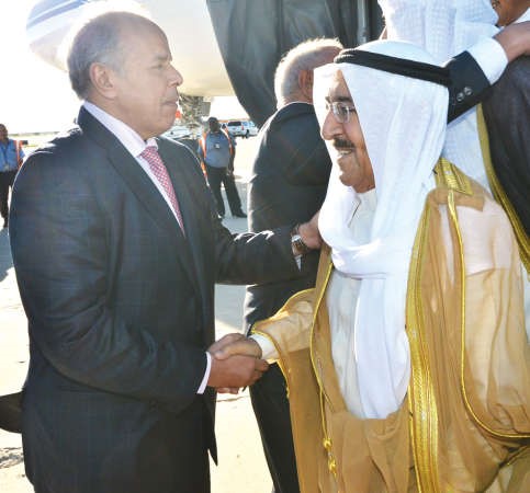 صاحب السمو الامير مصافحا القنصل عبداللطيف اليحيى ﻿