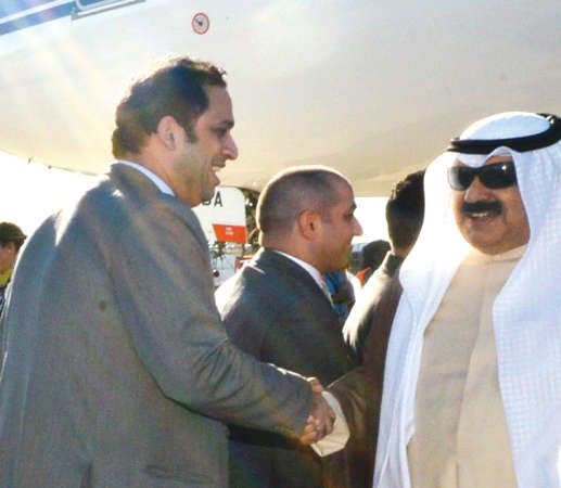  خالد الجارالله مصافحا مستقبليه في المطار ﻿