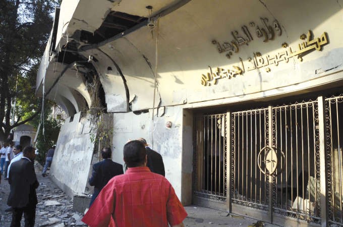 لقطات تظهر اثار الانفجار الذي وقع بشارع احمد عرابي وادى الى تهشم سيارة ملاكي تماما وكان يستهدف كشكا امنيا بجوار مكتب تصديقات العجوزة التابع لوزارة الخارجية افپ