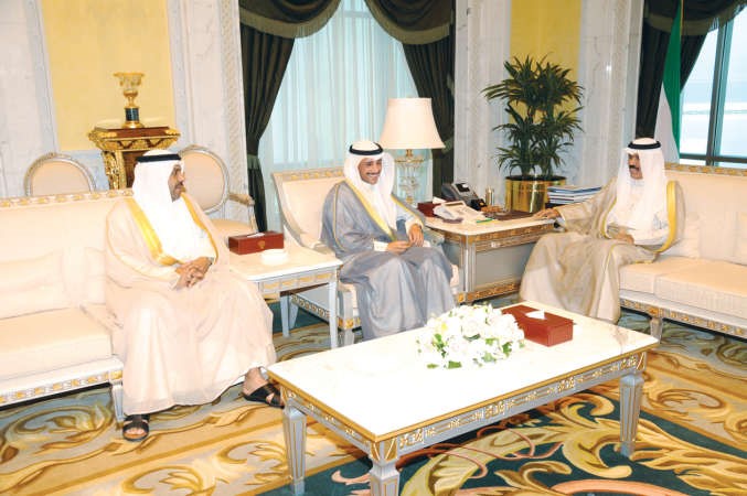 سمو نائب الامير وولي العهد الشيخ نواف الاحمد مستقبلا مرزوق الغانم واحمد القضيبي ﻿