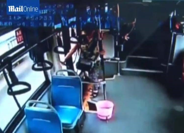 بالفيديو.. تقفز من نافذة الحافلة بعد أن فاتتها المحطة 