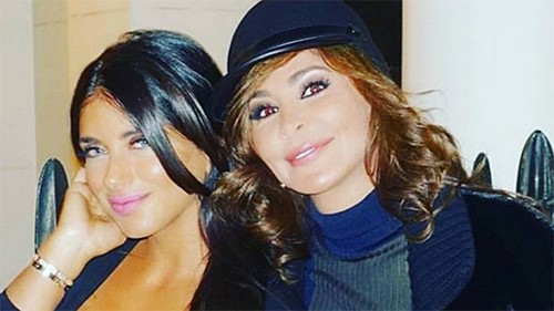 بالصور.. نجم تشيلسي يستضيف إليسا برفقة صديقته اللبنانية 