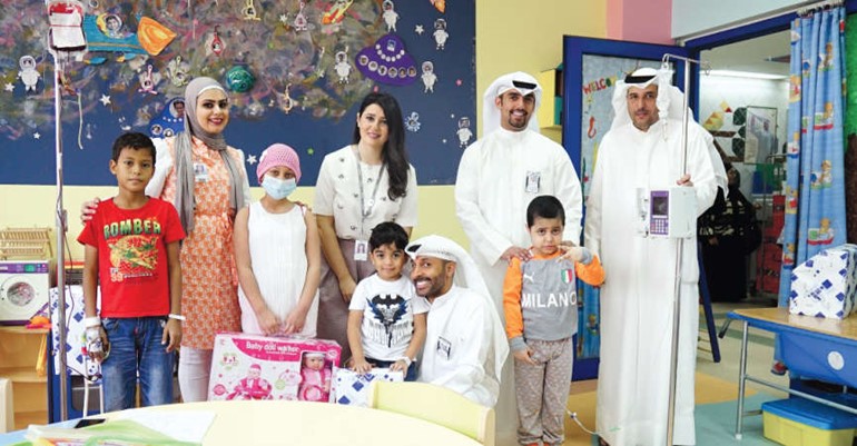 جانب من مشاركة البنك الاطفال فرحة العيد