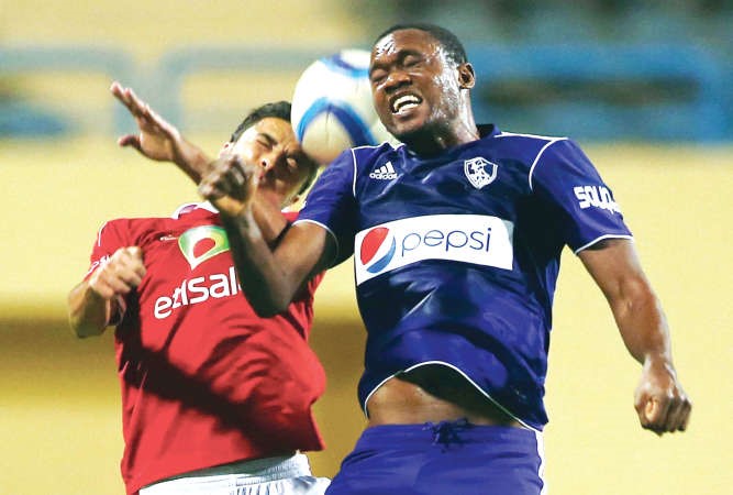 صراع على الكرة بين لاعب الزمالك معروف يوسف والاهلاوي باسم علي