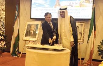 انس الصالح يشارك سفير اوزبكستان قطع كعكة الاحتفال 