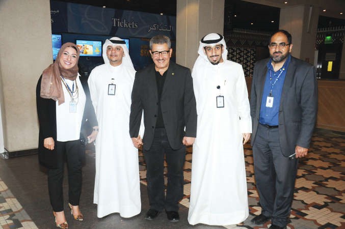 م مجبل المطوع ومدير التسويق والعلاقات العامة في المركز نواف الرديني مع عدد من الضيوف 		انور الكندري﻿