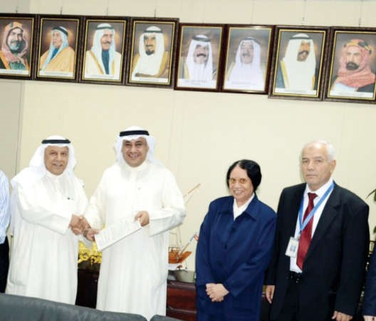 دنورية السداني ودمطر المطيري مع المشاركين في توقيع العقد 