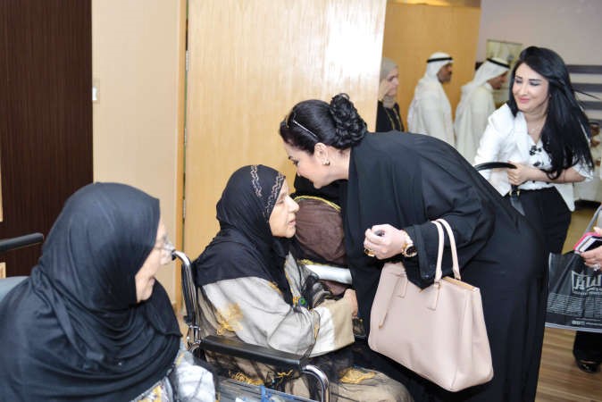 الشيخة امل الحمود مهنئة احدى نزيلات دور الرعاية﻿
