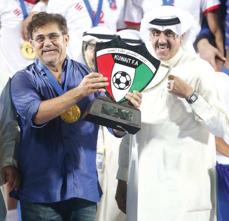 رئيس نادي الكويت عبدالعزيز المرزوق حاملا الكاس مع محمد ابراهيم		الازرق كوم﻿