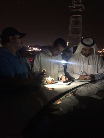 رجال الامن اثناء التدقيقعلى البطاقات﻿