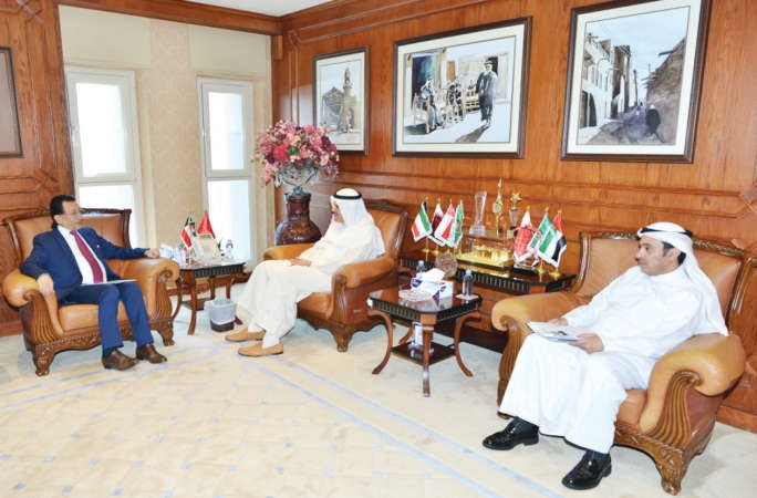 الشيخ سلمانالحمود مستقبلاسفير باكستان محمد اسلم خان 