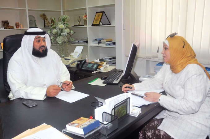 دعبداللطيف السنان متحدثا الى الزميلة ليلى الشافعي محمد هاشم 