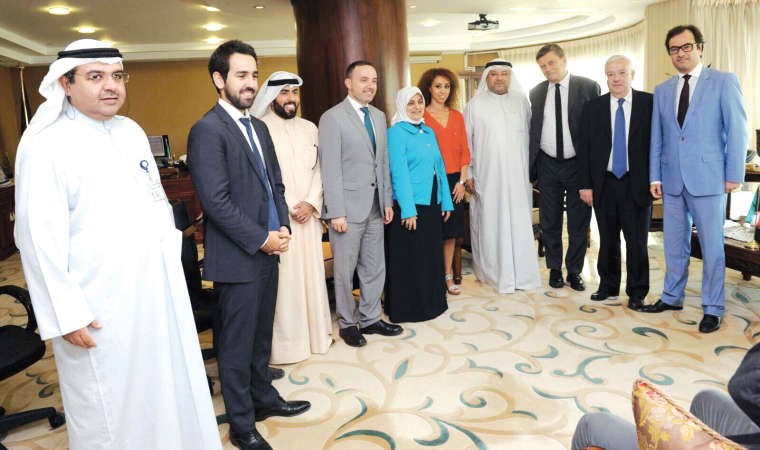 الوزيرة هند الصبيح خلال استقبالها السفير الفرنسي والوفد المرافق 