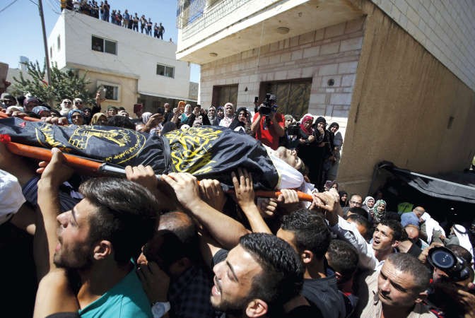 فلسطينيون يشيعون الشاب ضياء عبد الحليم الذي قتلته شرطة الاحتلال في الضفة رويترز