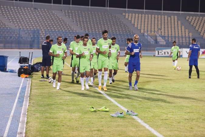 لاعبو الازرق خلال التدريب مساء امس على ستاد نادي الشباب 	عادل اليعقوب﻿