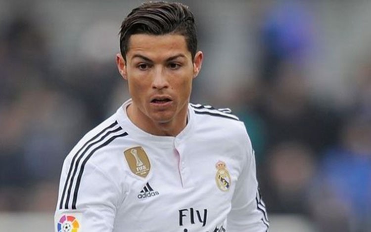 جاء البرتغالي كريستيانو رونالدو في المرتبة الاولى بنسبة 34، مع العلم بان هداف ريال مدريد الاسباني انفصل بداية عام 2015 عن صديقته الروسية عارضة الازياء ايرينا شايك