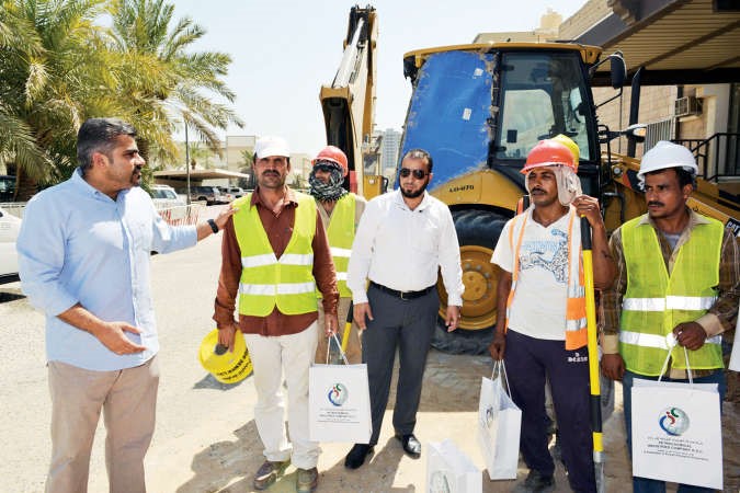 توزيع المبردات على العاملين 