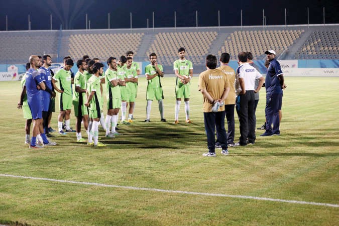 المدرب نبيل معلول في حديث مع لاعبي الازرق قبل التدريبعادل اليعقوب﻿