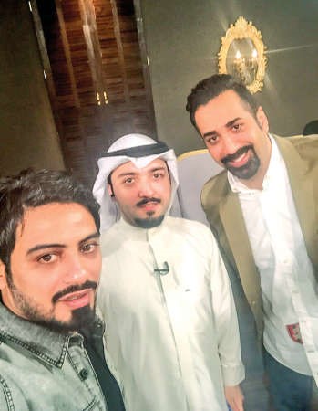 العرادة مع الزميل بشار جاسم واللاعب محمد راشد العتيبي
