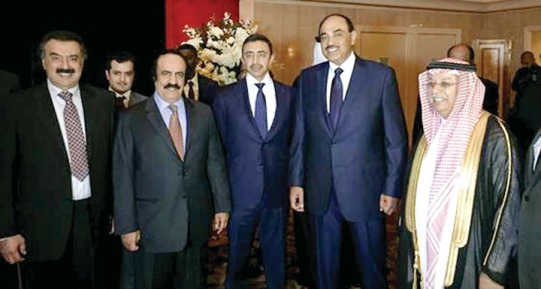 الشيخ صباح الخالد والشيخ عبدالله بن زايد وخالد الجارالله خلال الحفل ﻿