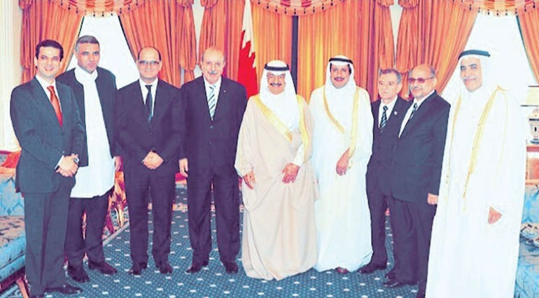 رئيس وزراء البحرين الامير خليفة بن سلمان ال خليفة خلال استقباله السفير الشيخ عزام الصباح وعددا من السفراء العرب ﻿