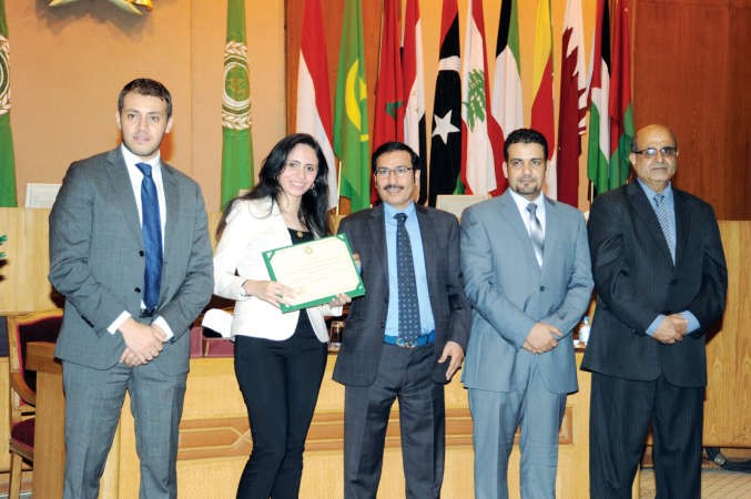 المستشار ماجد المطيري يكرم المتدربين 
